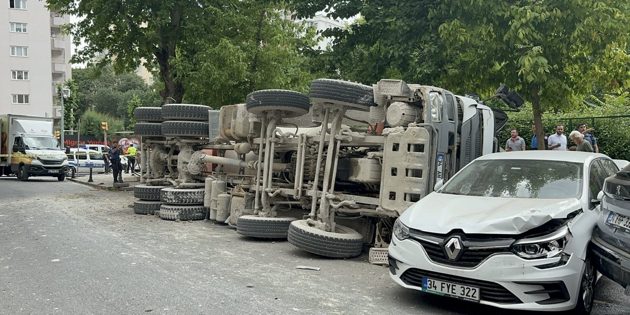 Kadıköy’de beton mikseri otomobillerin üzerine devrildi