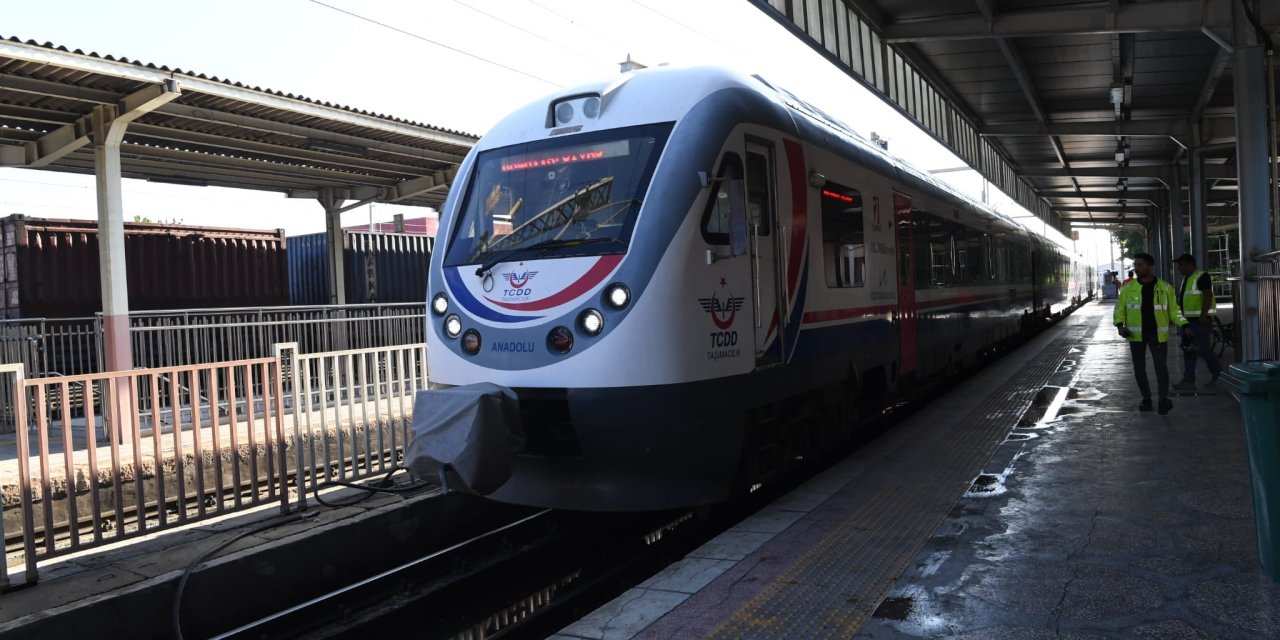 Malatya'yı İstanbul ve Ankara'ya bağlayacak Sivas tren seferleri başladı