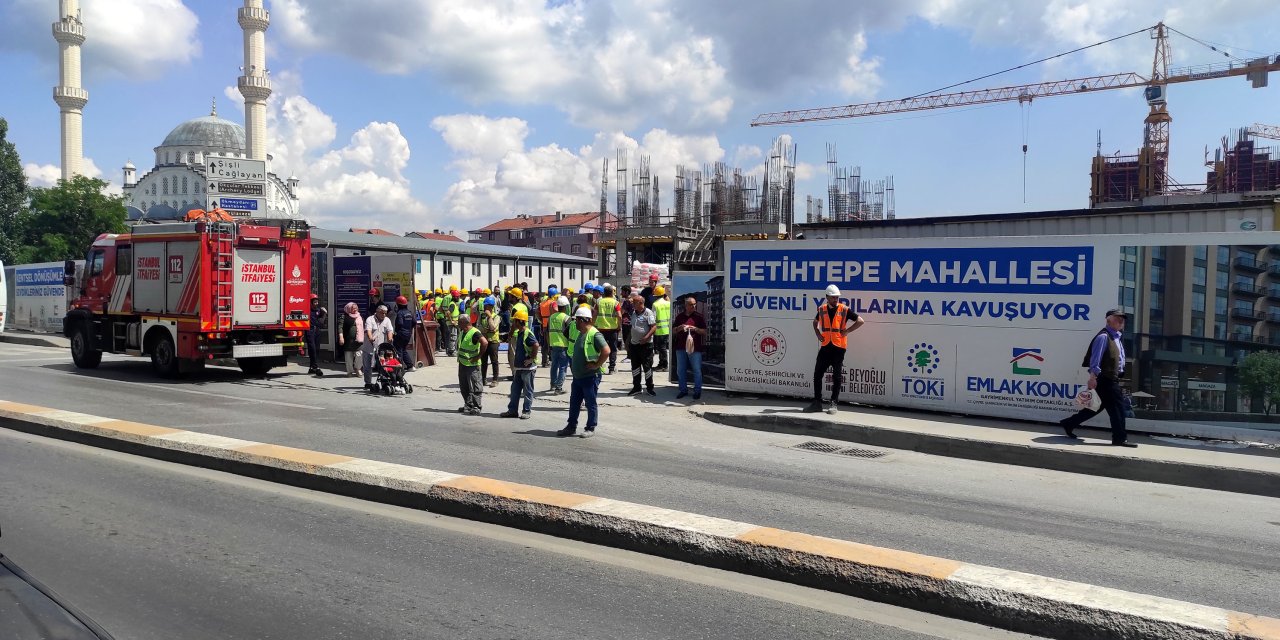 Beyoğlu'nda vincin çarptığı işçi ağır yaralandı