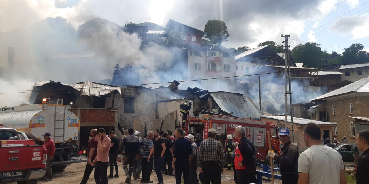 Erzurum'da evde çıkan yangın, bitişiktekilere de sıçradı; 12 ev zarar gördü