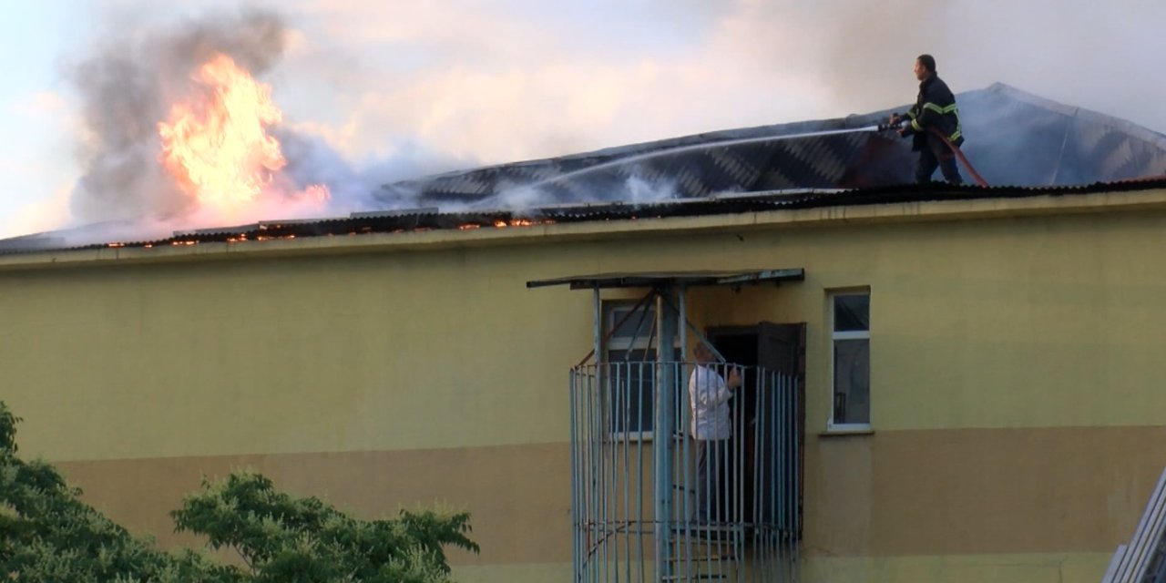Muş'ta, okul çatısında çıkan yangın korkuttu