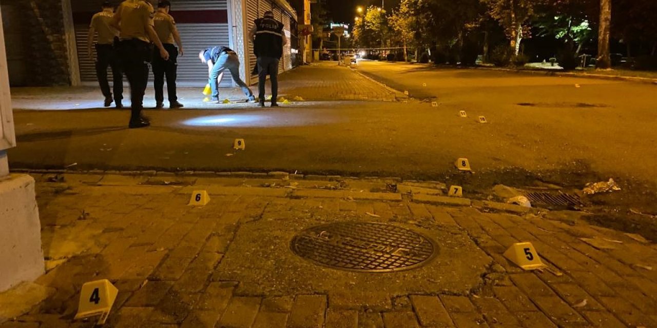 Adana'da sokak ortasında iki grup çatıştı, yoldan geçen 5 kişi vuruldu, 1 kişi hayatını kaybetti