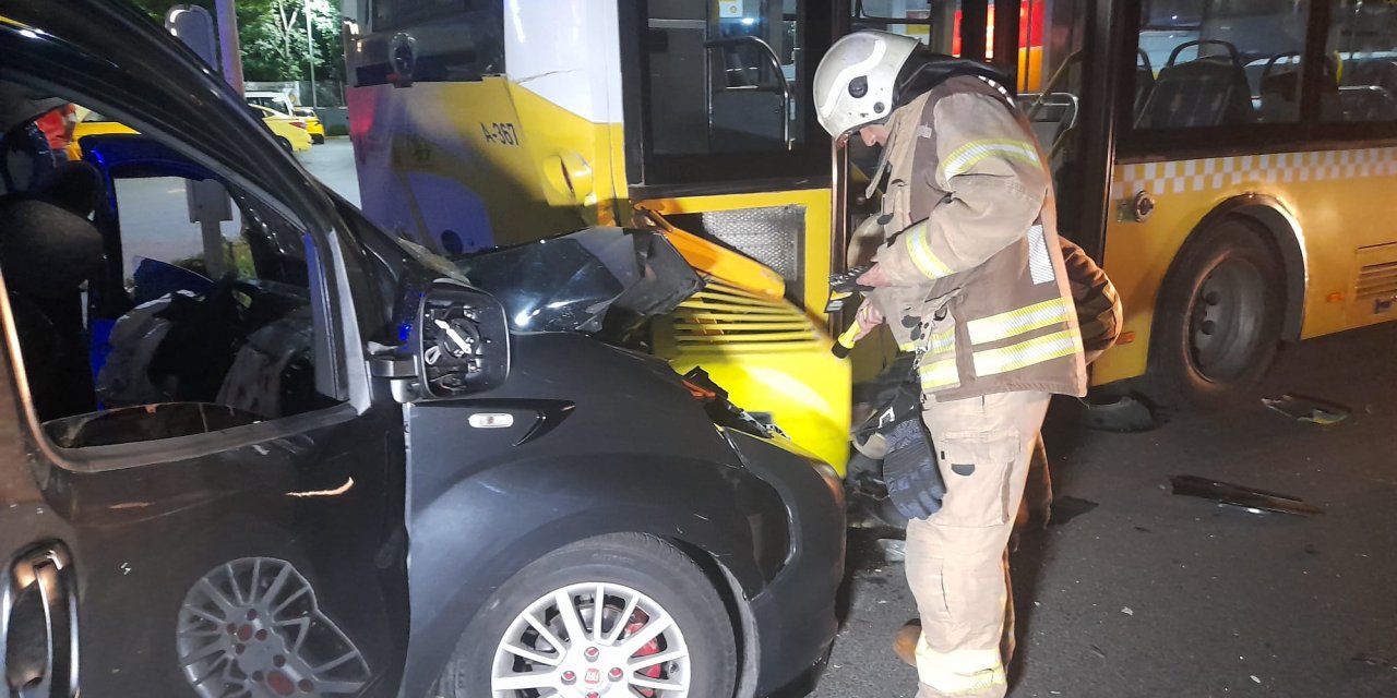 Hafif ticari araç park halindeki İETT otobüsüne çarptı: 4'ü ağır 6 yaralı