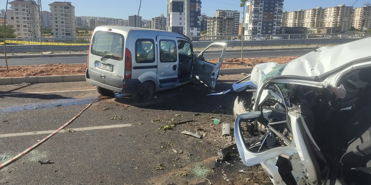 Şanlıurfa'da hafif ticari araç ile otomobil çarpıştı: 'si ağır 5 yaralı