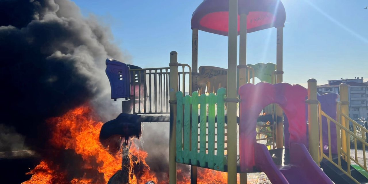 Çorlu'da bir parkta çocuklar için yapılan oyun grupları yakıldı