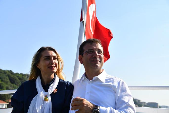 İmamoğlu çifti Haliç'in ortasında tenis maçı yaptı