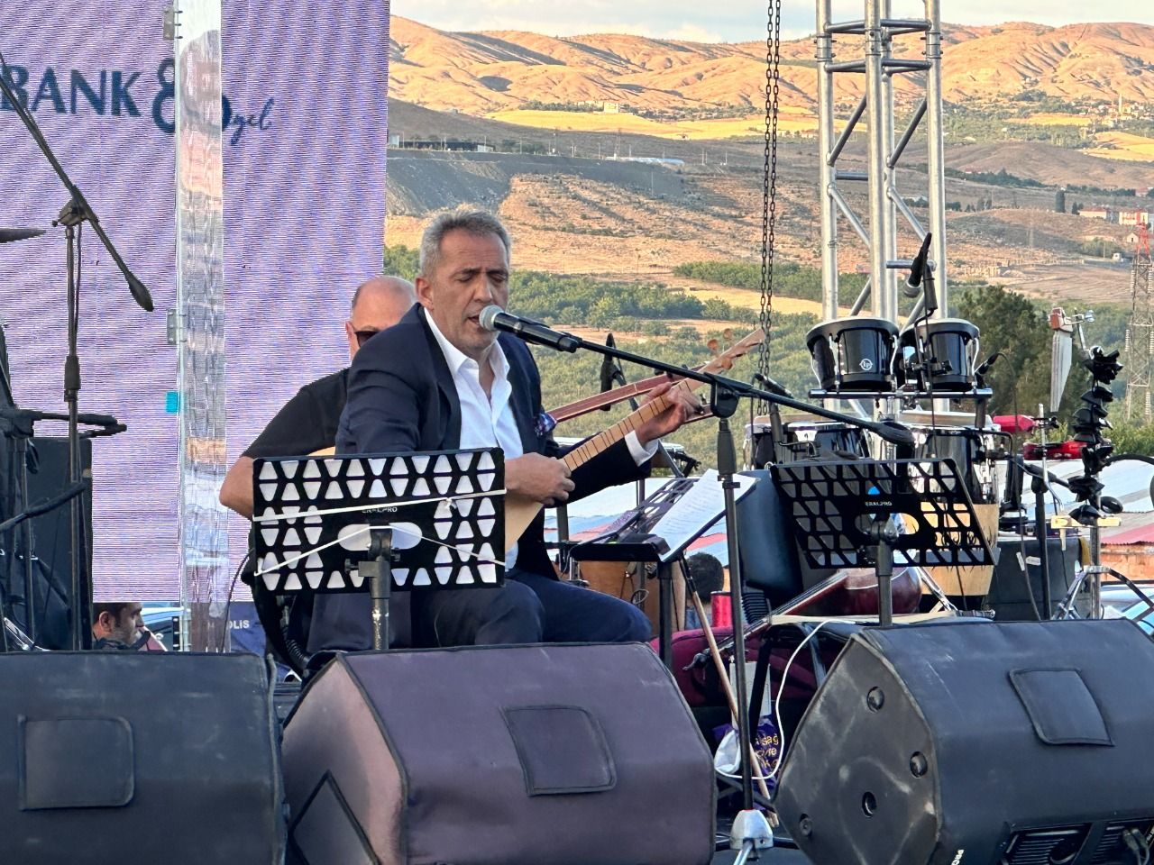 Şanlıurfa'da sahneye çıkan Yavuz Bingöl, seyirci az olunca konseri iptal etti