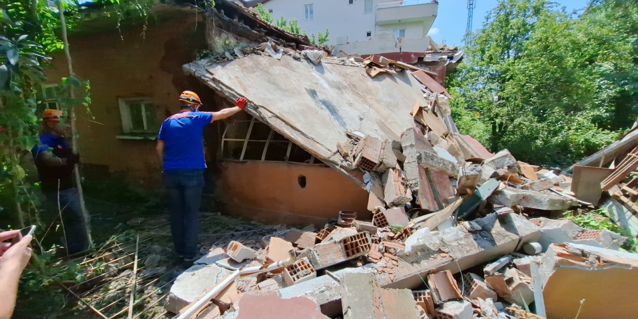 Metruk evde yıkım sırasında sundurma çöktü: 2 kişi yaşamını yitirdi