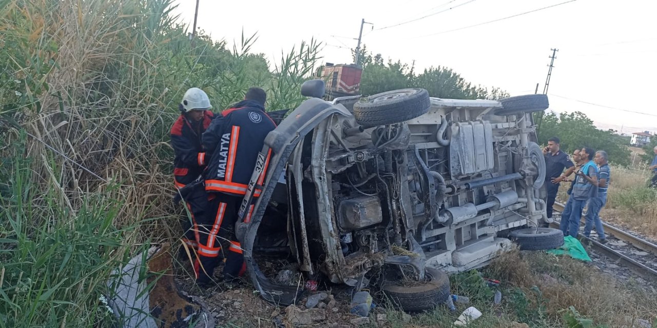Malatya'da yolcu treni hemzemin geçitte minibüse çarptı: 2 yaralı