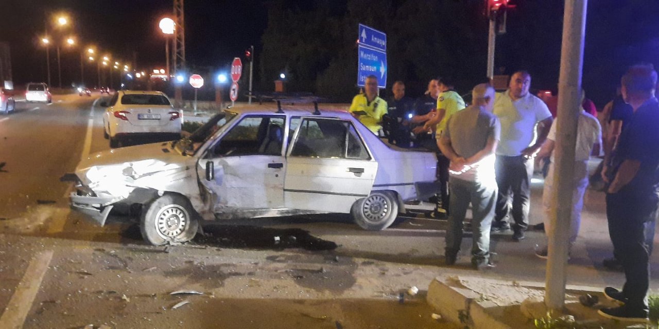 Amasya'da alkollü sürücünün kırmızı ışıkta geçmesi kazaya neden oldu: 8 yaralı