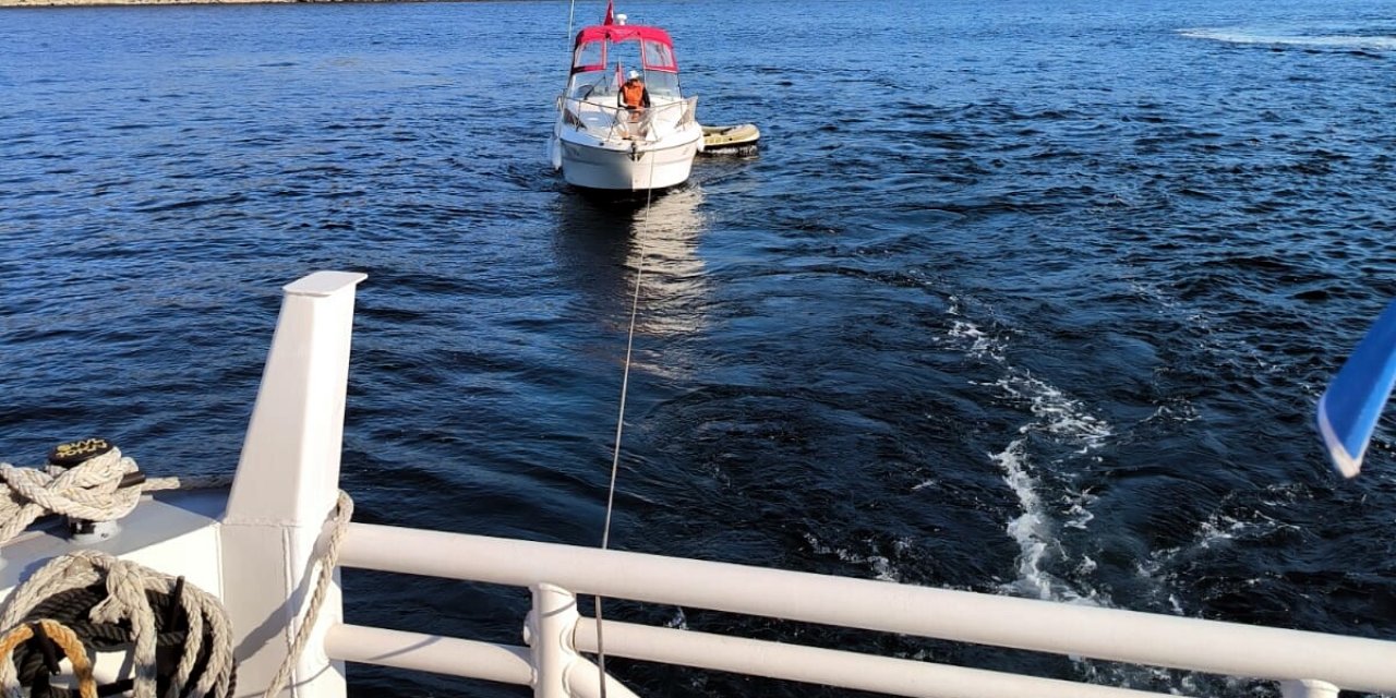 Çanakkale Boğazı'nda makine arızası nedeniyle sürüklenen tekne kurtarıldı
