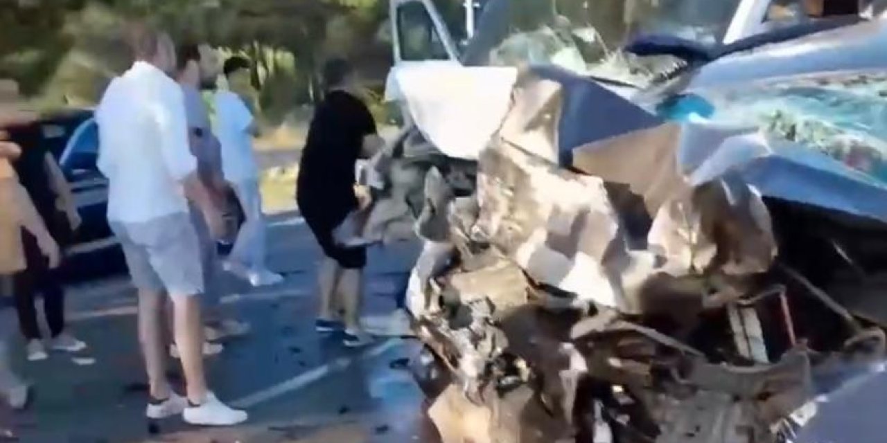 İzmir'de karşı şeride geçen otomobil, minibüsle çarpıştı: 4 ölü, 21 yaralı