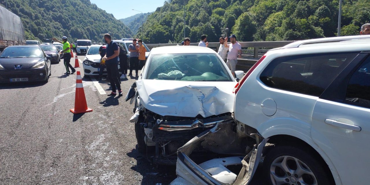 Anadolu Otoyolu'nda zincirleme kaza; 18 araç birbirine girdi, 10 kişi yaralandı