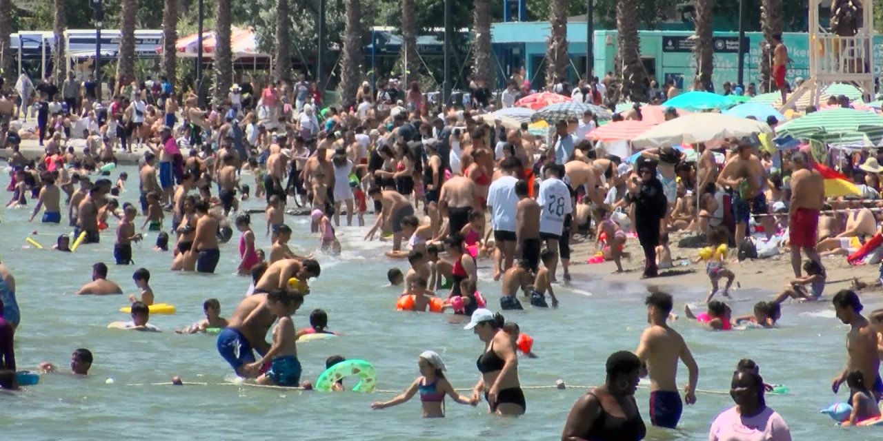 Bayramın son günü: İstanbul plajlarında iğne atsan düşecek yer kalmadı
