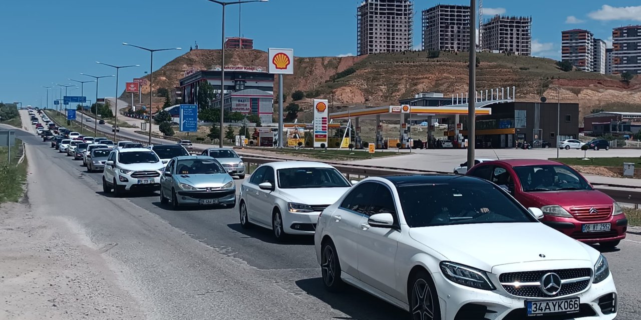 Tatil dönüşü: 43 ilin geçiş noktası olan 'kilit kavşak'ta trafik kilit