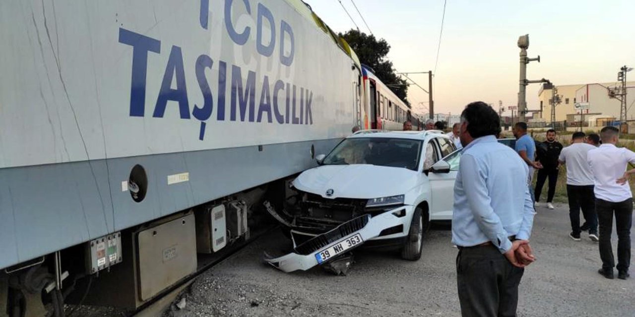 Tekirdağ'da otomobil, hemzemin geçitte yolcu trenine çarptı
