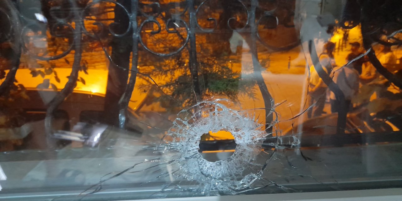 İstanbul'da silahlı kavga: Mermiler ev, iş yeri ve otomobile isabet etti