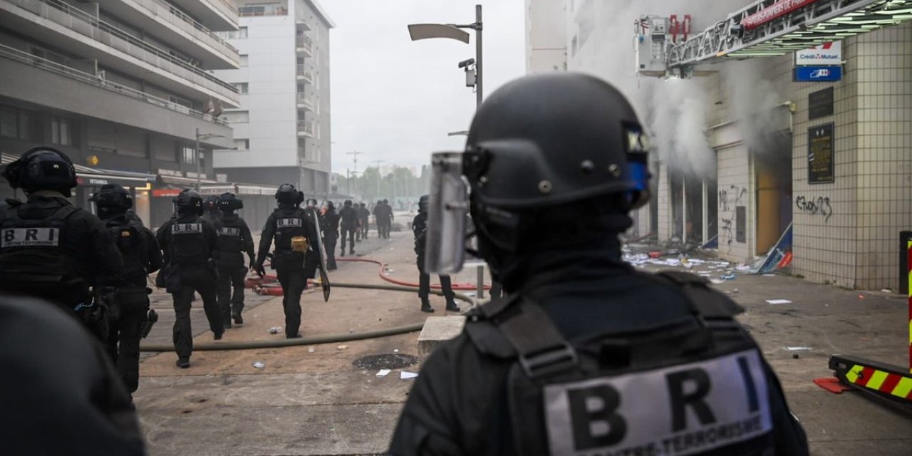 Fransa'da protestolarda bir kişi yaşamını yitirdi: Ölüm sebebi plastik mermi olabilir