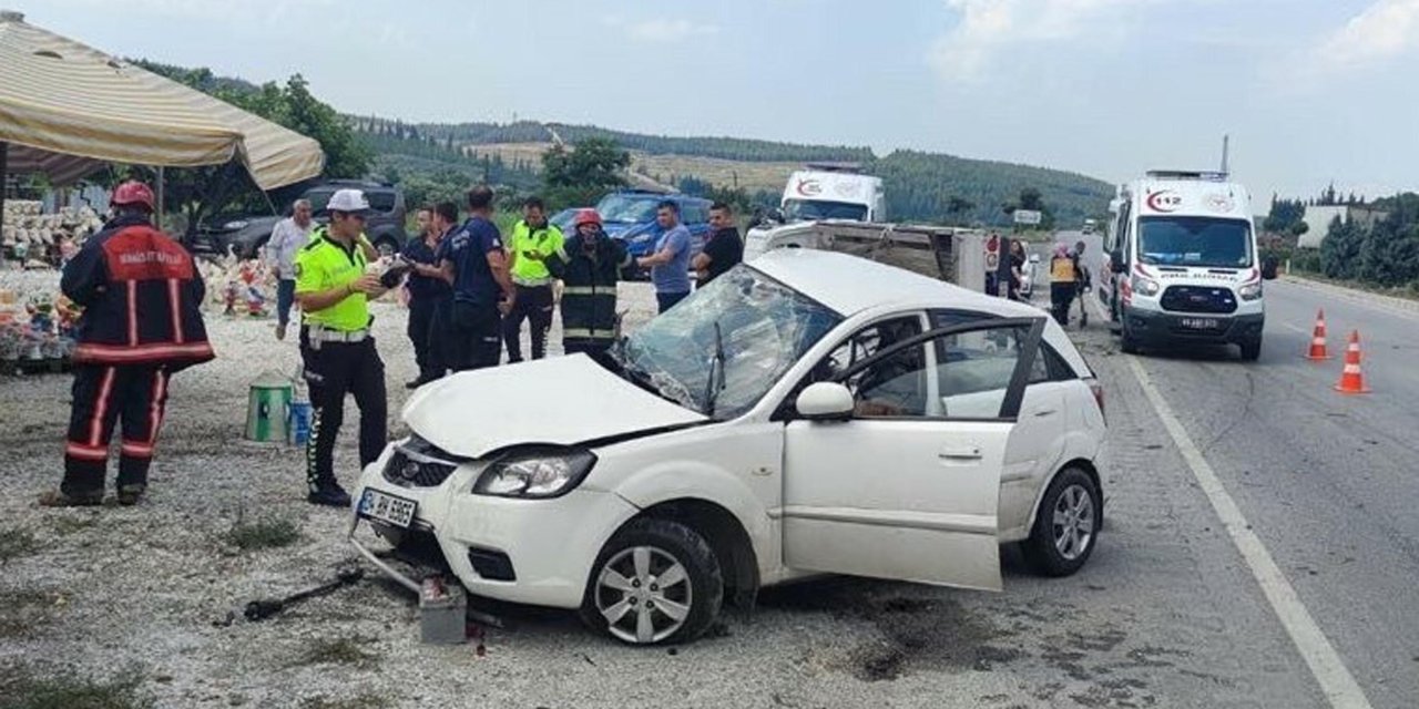 Manisa'da karşı şeride geçen otomobil, kamyonete çarptı; 1 kişi yaşamını yitirdi, 3 kişi yaralandı