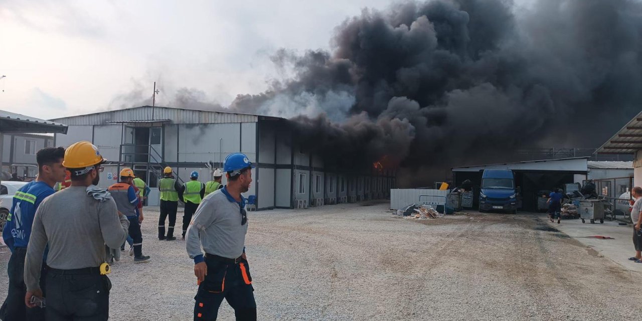 Adana'da, polyester fabrikasının yatakhanesinde yangın çıktı