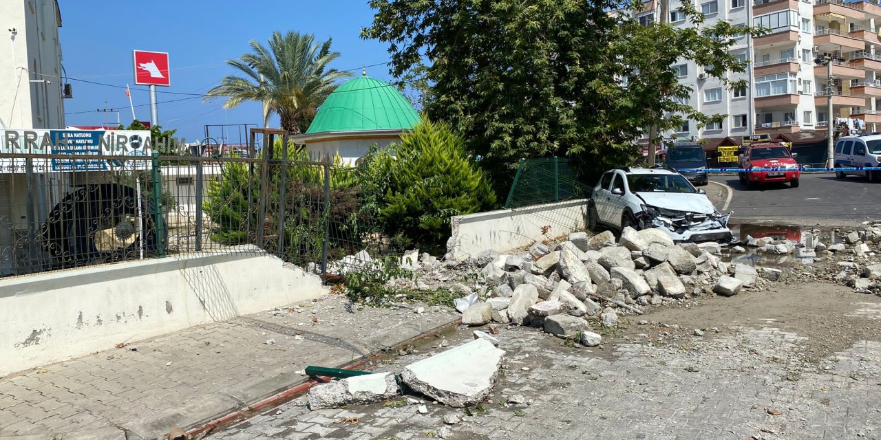 Mersin'de fırtınada cami minaresi 3 otomobilin üzerine düştü; 1 yaralı