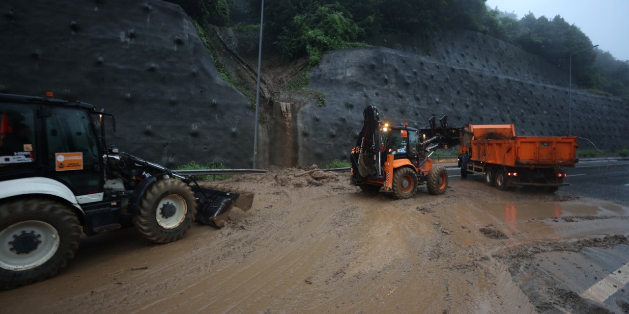 Bolu Dağı'nda heyelan: Tünel ulaşıma kapatıldı, 3 araç hasar aldı