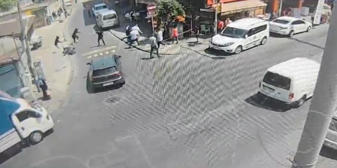 Beyoğlu'nda polis, motosiklet ile kaçan gaspçıların üzerine atlayarak yakaladı; o anlar kamerada