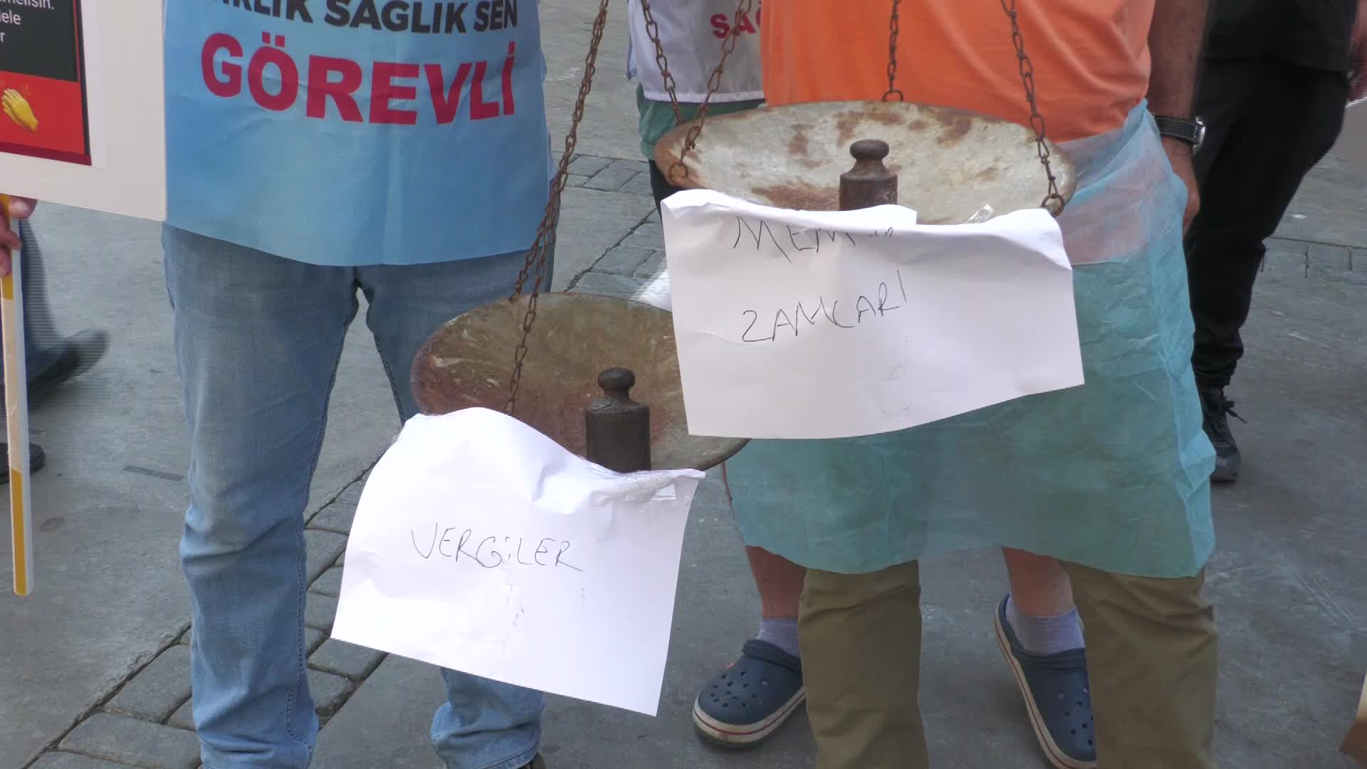 İzmir'de memurlar zamları protesto etti: Tezgah açıp patates, soğan sattılar