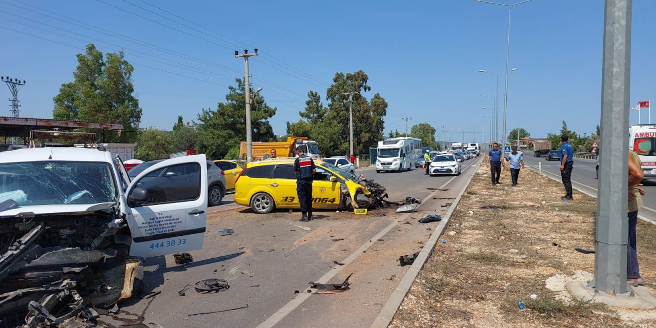 Mersin'de iki aracın çarpıştığı kazada 5 kişi yaralandı