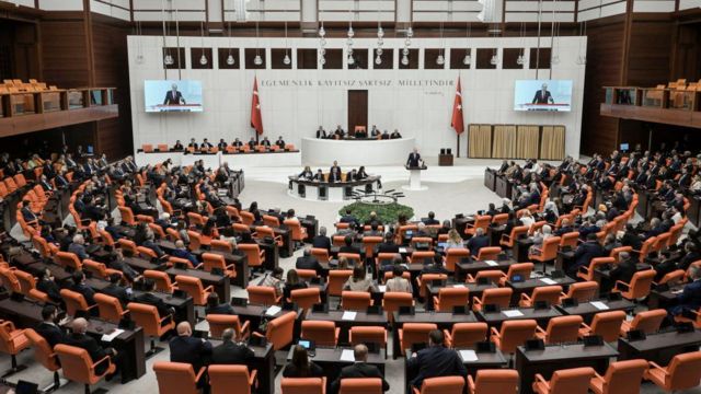 Saadet Partisi'nin Meclis'te grup kurması sonrası komisyonlarda sayısı azalan AKP'den hamle