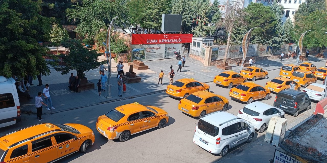 Diyarbakır’da taksiciler konvoy oluşturarak taksimetre ücretlerine zam istedi