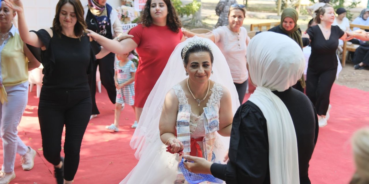 Depremzede zihinsel engelli Gamze'nin düğün hayalini komşuları gerçekleştirdi