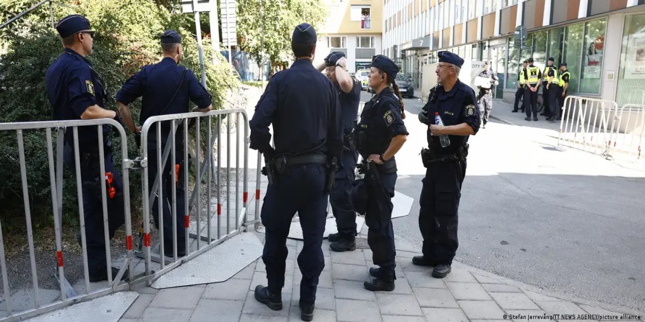 İsveç polisinden bu kez de Tevrat ve İncil yakmaya izin