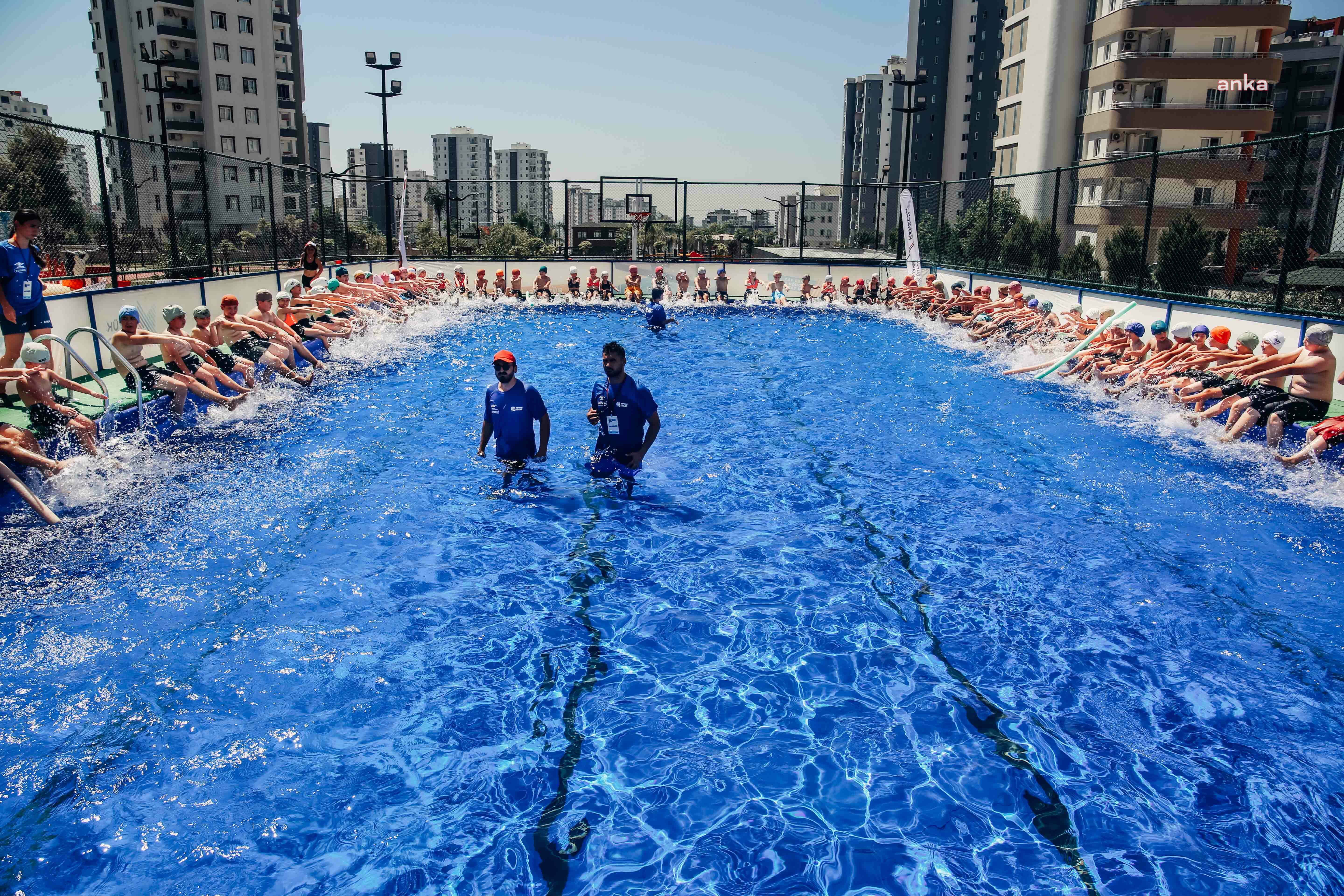 Adana Büyükşehir Belediyesi'nin Sarıçam'da kurduğu portatif havuz yurttaşların kullanımına açıldı