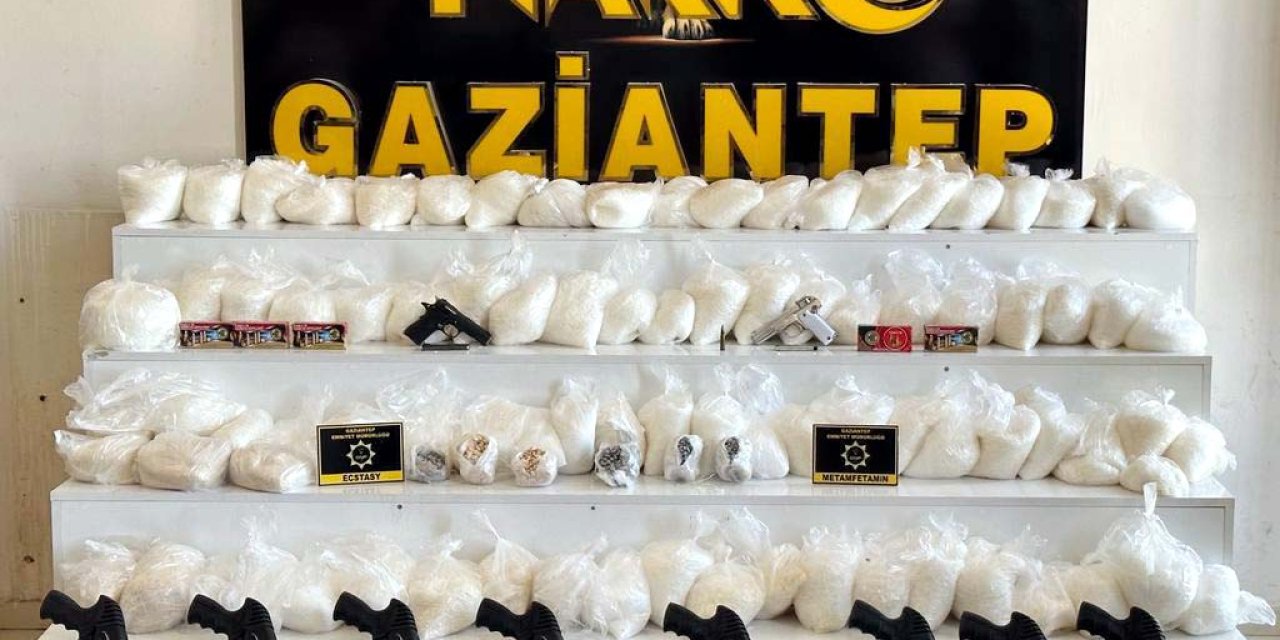 Gaziantep'te bir otomobilden yüklü miktarda uyuşturucu ile pompalı tüfekler çıktı