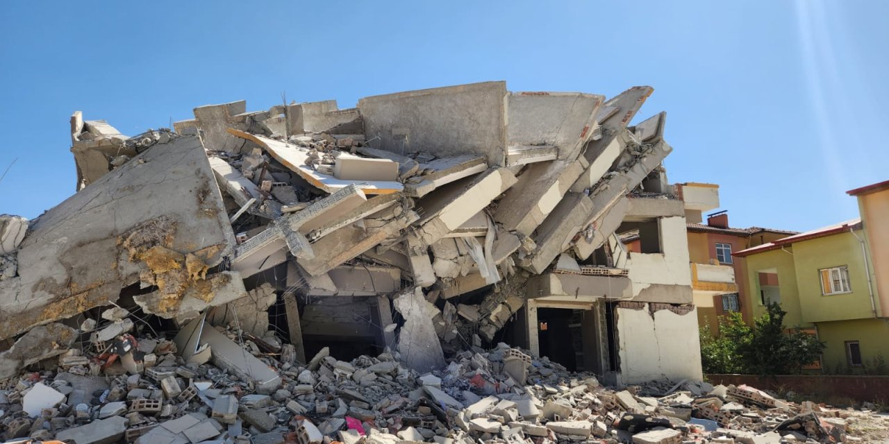 4 büyüklüğünde depremde Kahramanmaraş'ta ağır hasarlı bina yıkıldı