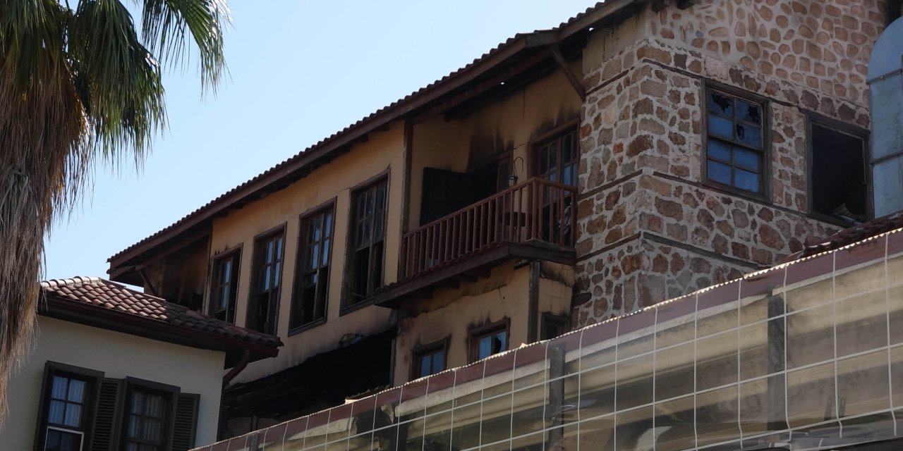 Antalya'da butik otelde yangın: 2 turist yaşamını yitirdi