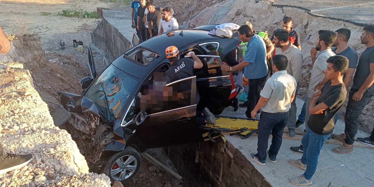 Siirt'te çalışma yapılan kapalı yola giren otomobil çukura düştü: 1 ölü, 4 yaralı