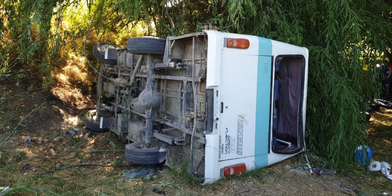 Afyon'da tarım işçilerinin taşındığı minibüs devrildi: 6 kişi yaşamını yitirdi, 8 kişi yaralandı
