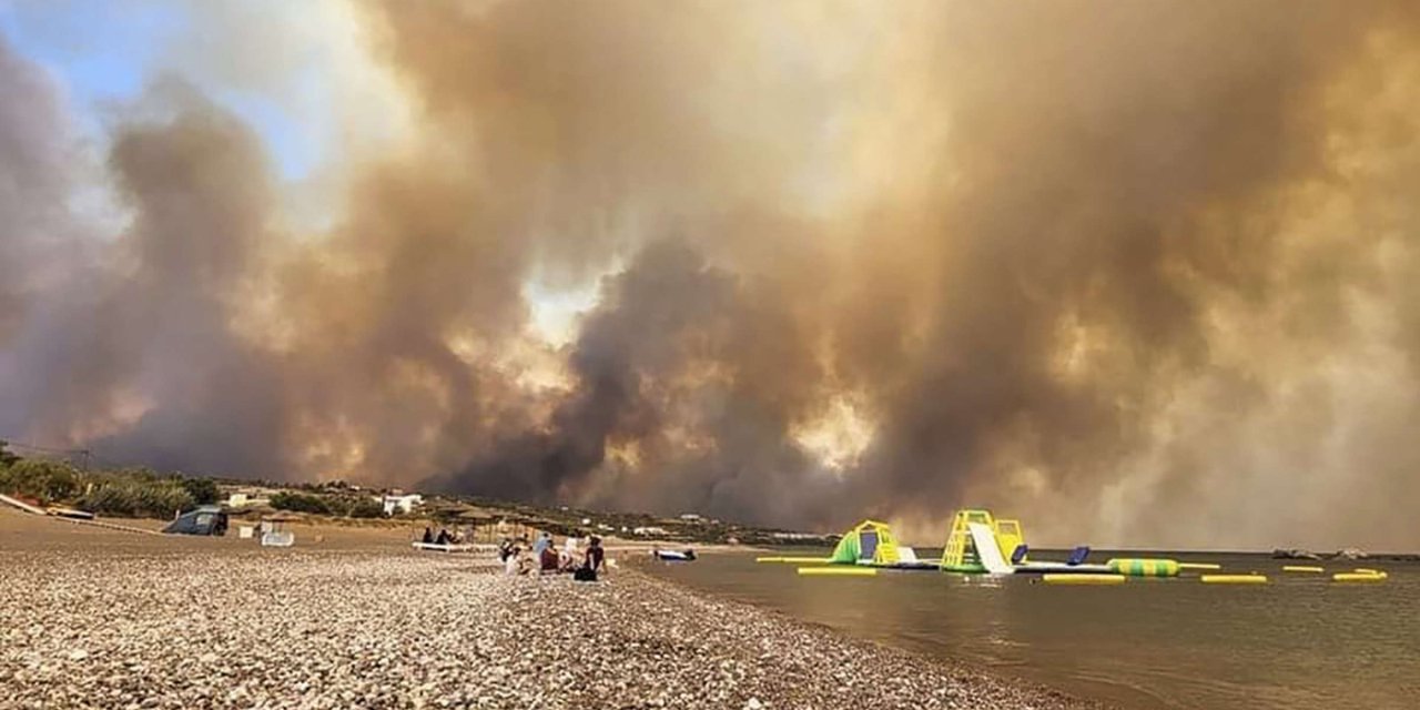 Rodos'ta orman yangını: Binlerce kişi  tahliye edildi