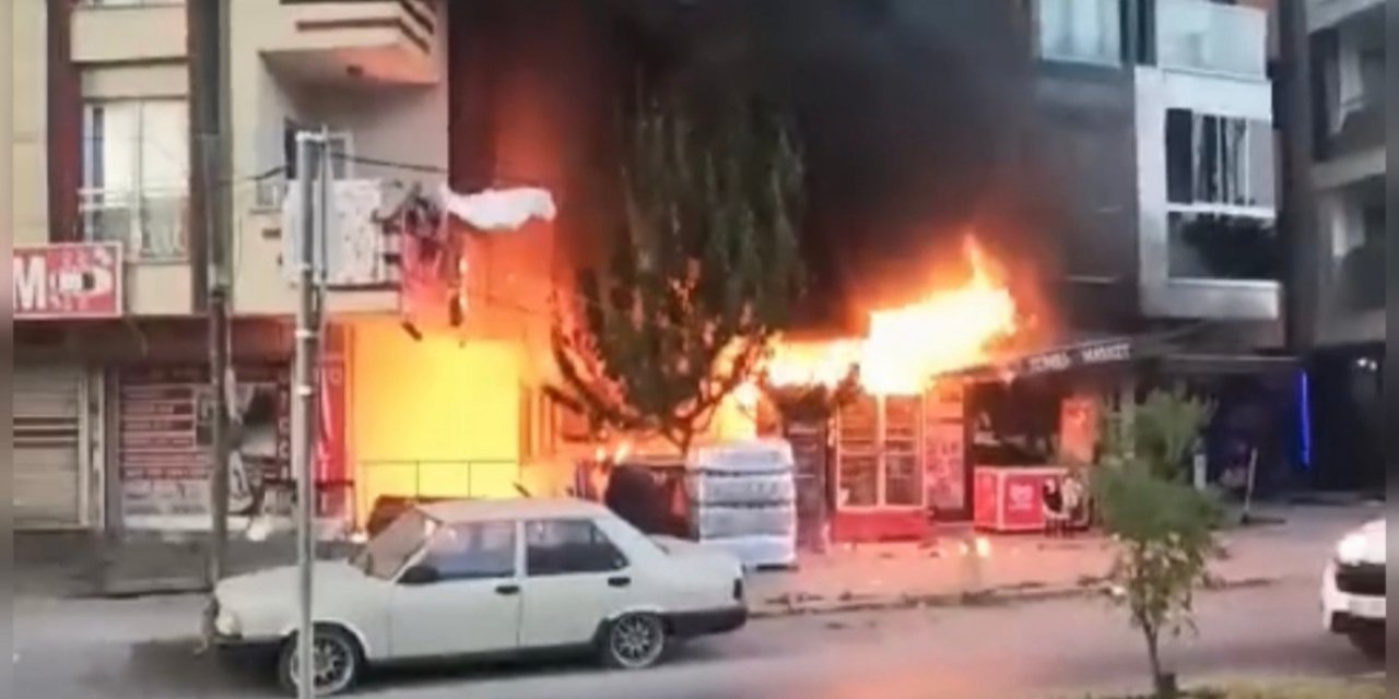 Arnavutköy'de çıkan yangın bir anda çevreye yayıldı: Sünger deposundan iki binaya sıçradı