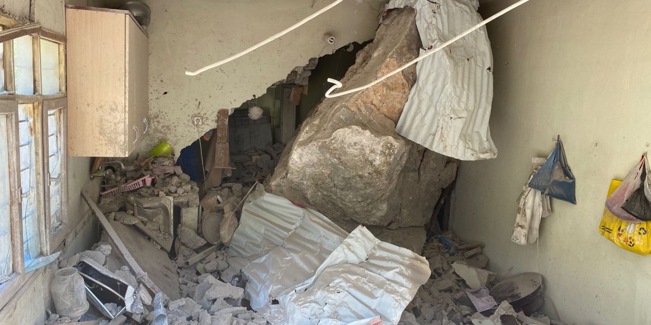Adana'daki 5.5'lik depremde eve kaya parçası düştü