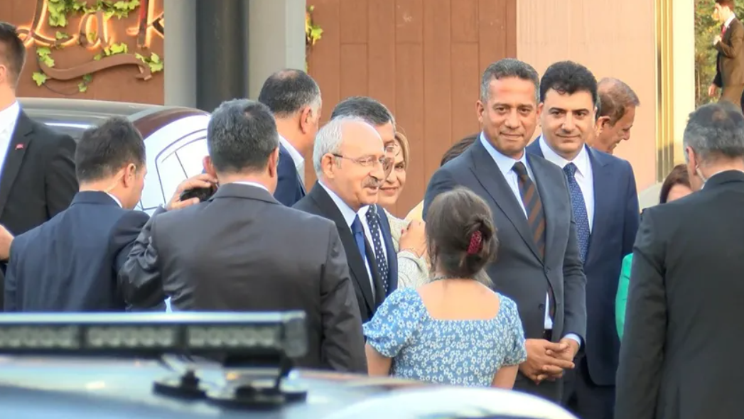 Kılıçdaroğlu, milletvekilleriyle olan görüşmeye Zoom toplantısına katılan Özgür Özel ile birlikte gitti