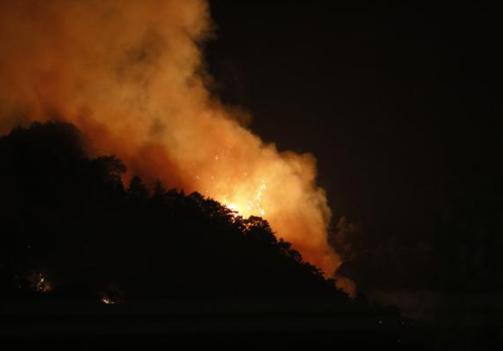 Kemer'deki orman yangını 35 saattir söndürülemiyor