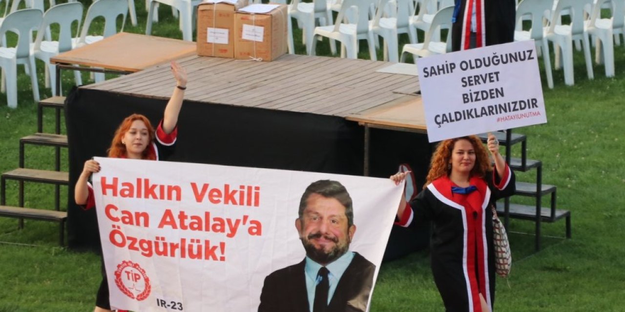 ODTÜ Mezuniyet Töreni'nde öğrenciler gündemi pankartlarına taşıdı: Can Atalay, zamlar, erkek şiddeti...