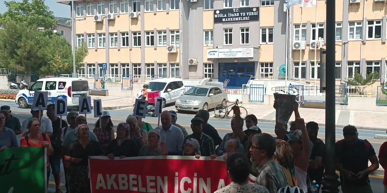 İkizköylüler idare mahkemesi önünde eylem yaptı, 'Yürütmeyi durdurma' istedi