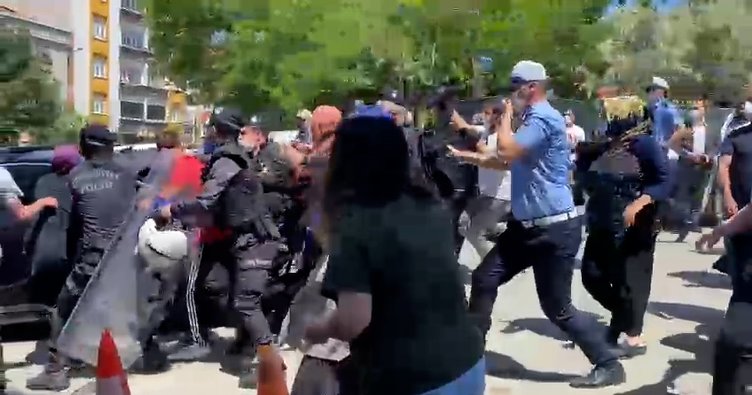 İmamoğlu'nu protesto eden grup konvoydaki araçlara vurdu