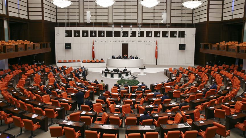 AKP,  "mini yargı paketi"ni Meclis'e sundu
