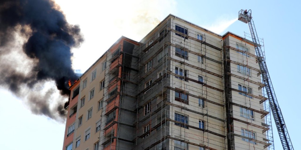 Kayseri'de 13 katlı binanın çatısında yangın çıktı: 1 kişi yaşamını yitirdi, 3 kişi yaralı