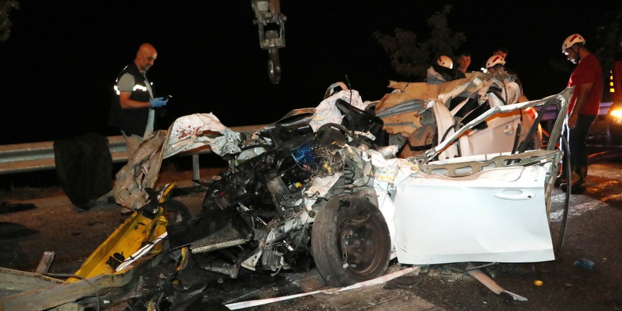 Şanlıurfa’da otomobil TIR’ın altına girdi: 2 kişi yaşamını yitirdi